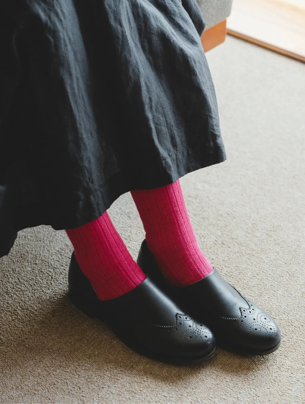 大人のピンクリブミディ丈ソックスを履いた田中真里奈の足元