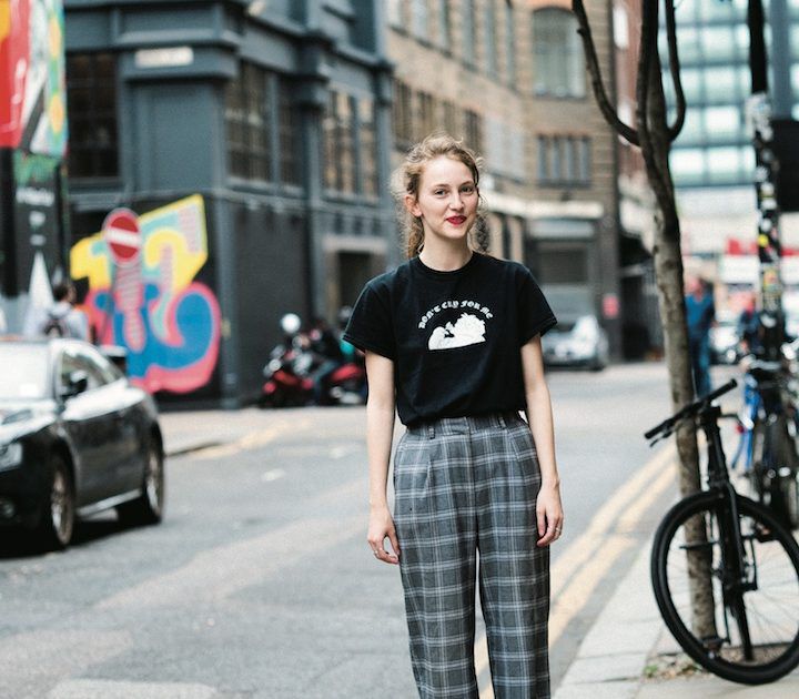 ロンドンガールの定番、チェックパンツ。カットオフして、おしゃれを