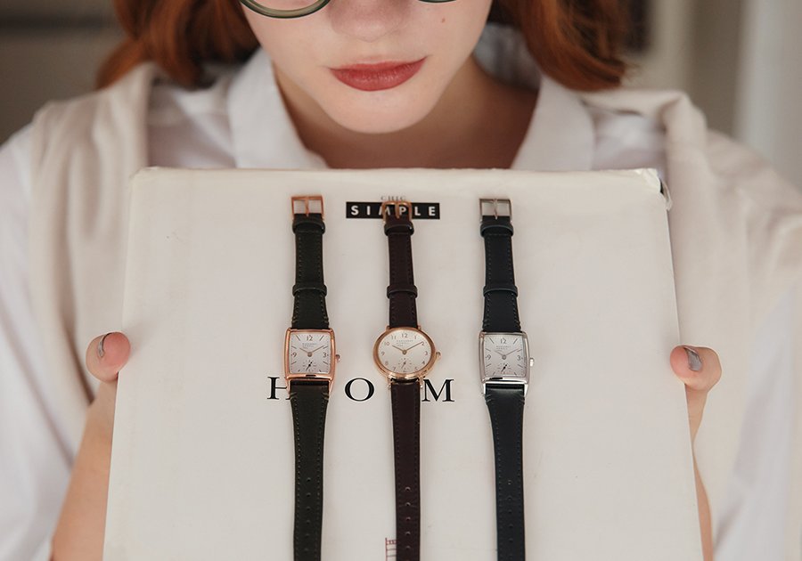 マーガレット・ハウエル》の腕時計は深みのあるニュアンスカラーの