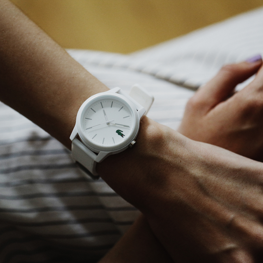 ラコステ》のパキッと潔いホワイトの腕時計はアクティブなレジャーシーンにもおすすめ【FUDGE GIRLのためのアクセサリークリップス】 |  アクセサリークリップス | ファッション | FUDGE.jp