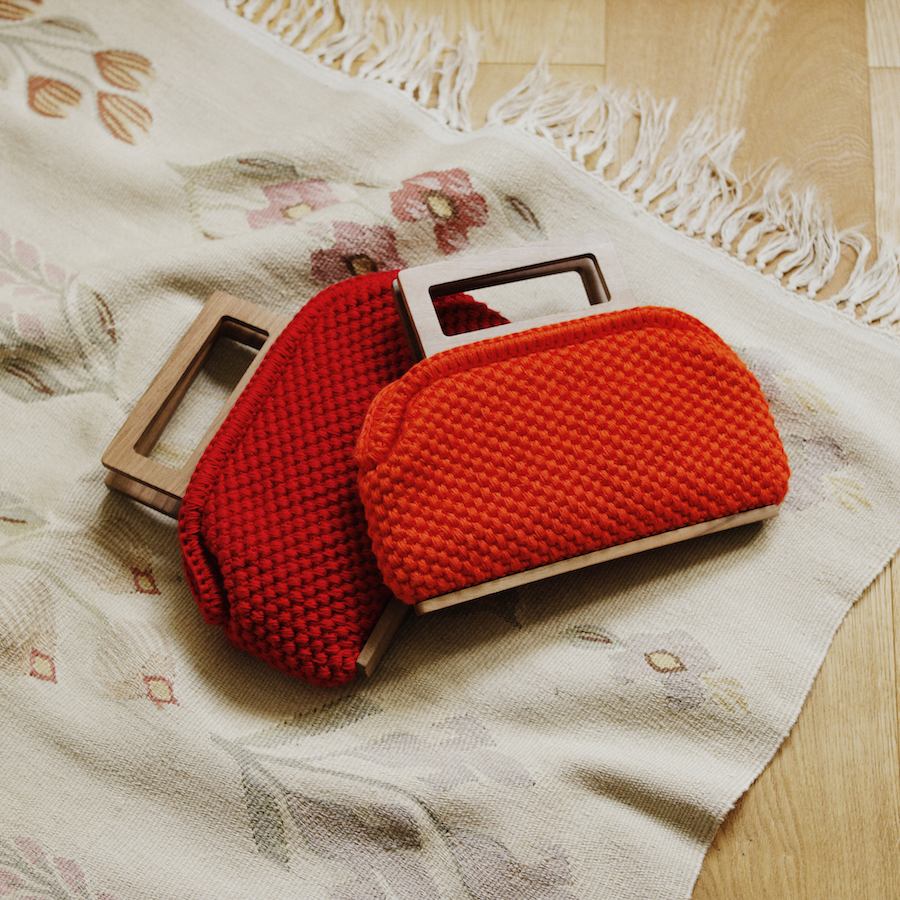 赤ハンドバッグ④モダンで温かみある赤いニットバッグでレトロなエッセンスをプラスして