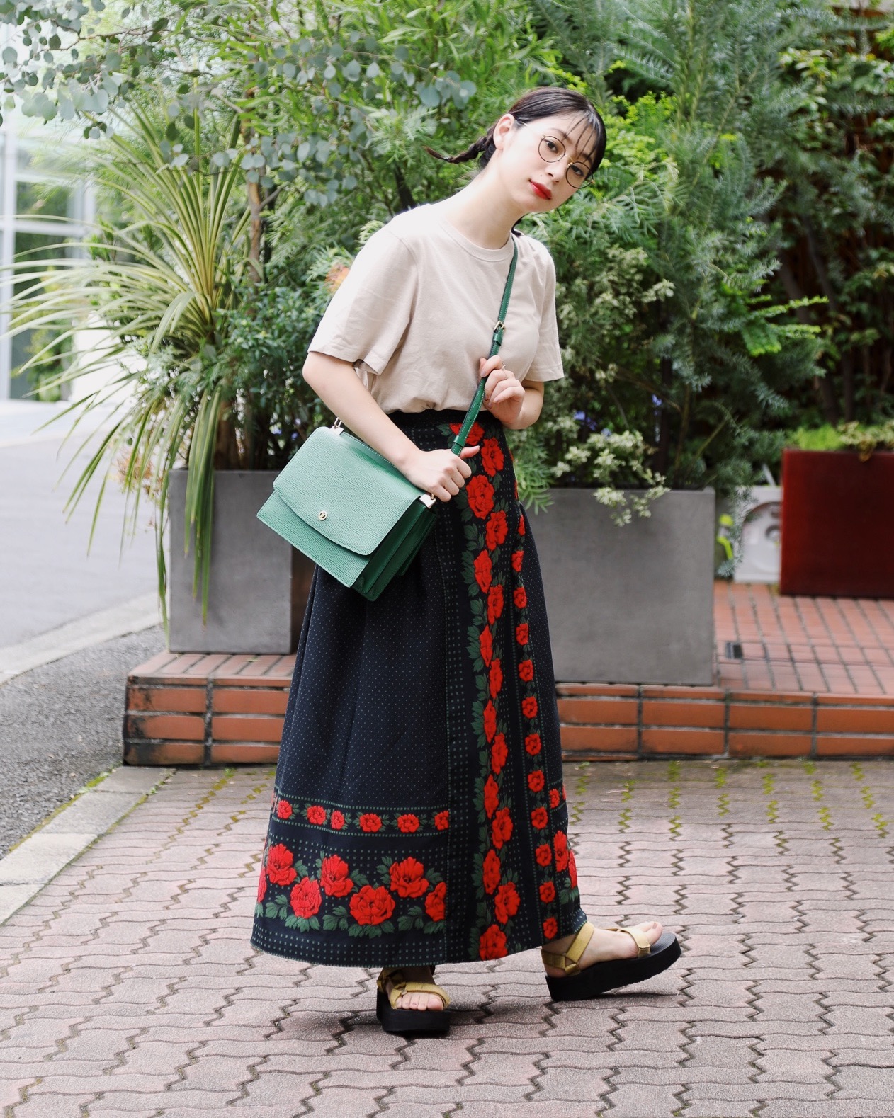 ノスタルジーなスカートにシンプルなTシャツをイン。赤リップでリンクさせて | TOKYO | ワールドスナップ | FUDGE.jp