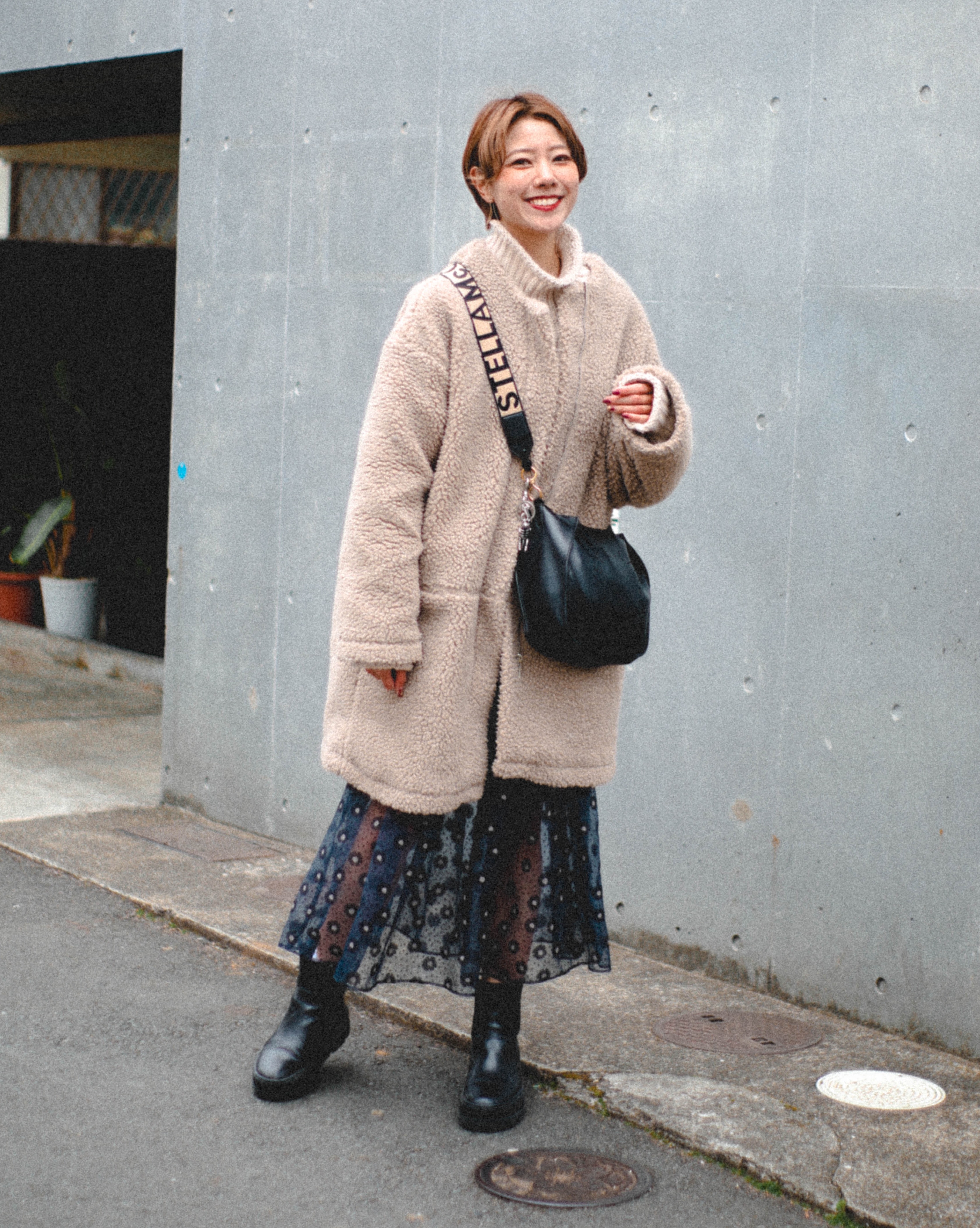 あったかボアコートにはあえて、透け感のあるスカートをイン | TOKYO 