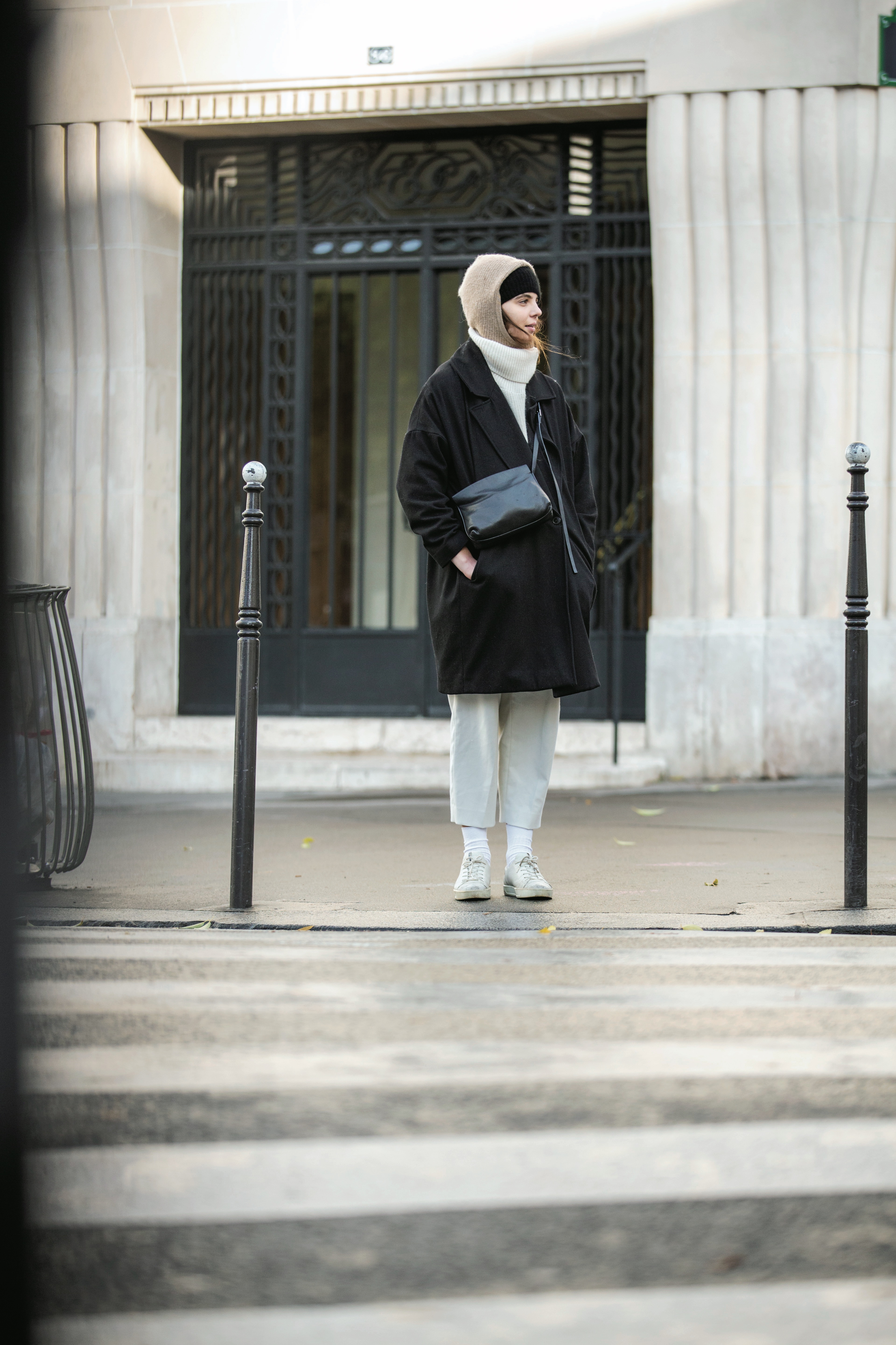 突然の寒い朝、おしゃれに防寒対策するならニットの重ね着で | PARIS