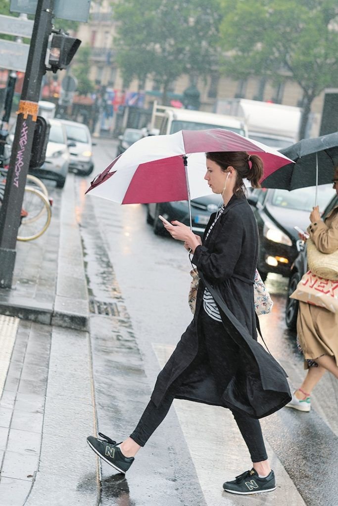 雨の日コーデは こなれベーシック で 梅雨をおしゃれに乗り切ろう 特集 ファッション Fudge Jp
