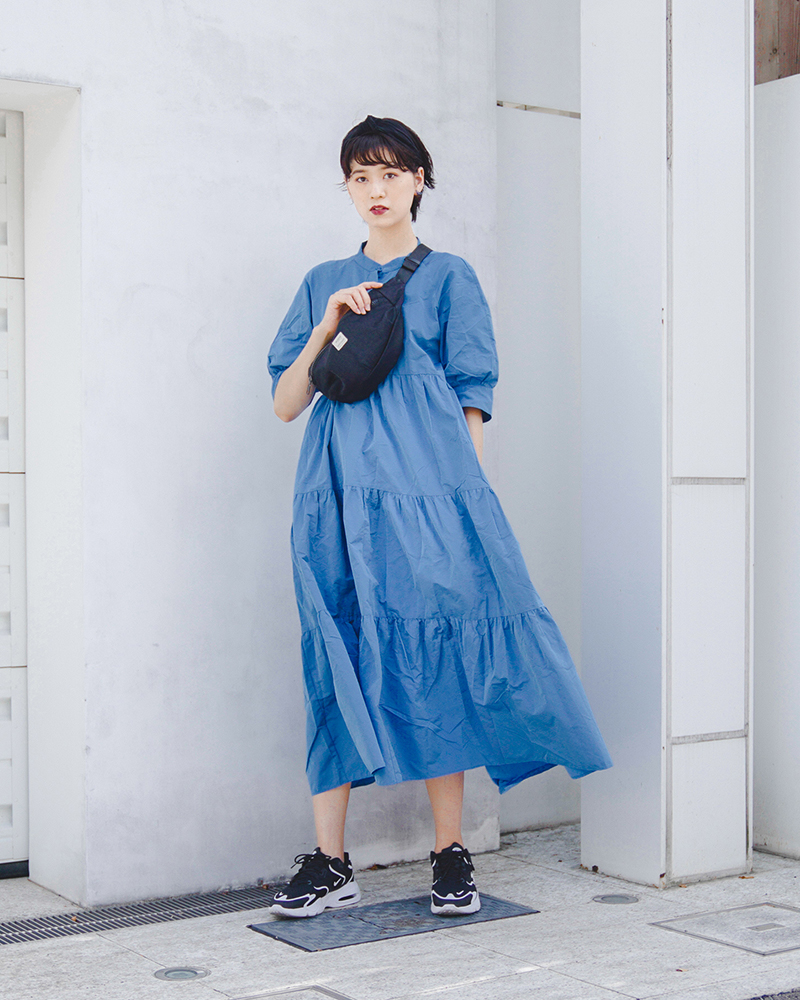 鮮やかな青いワンピースはバッグと靴でスポーティーに仕上げる | TOKYO