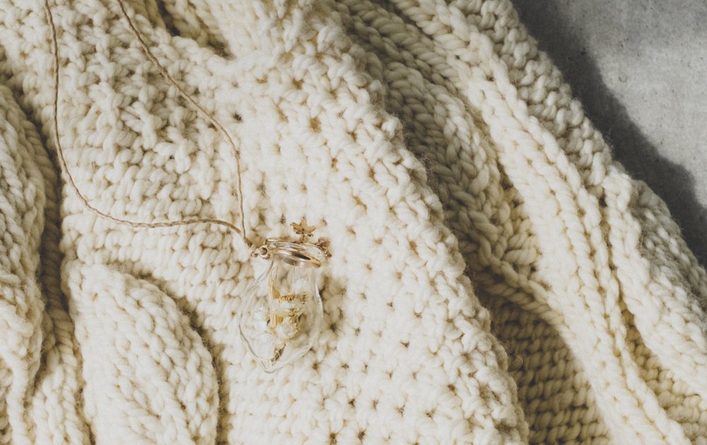 小さなガラスケースにドライフラワーをとじこめた《レナード ビジュー