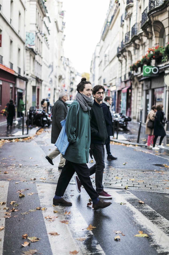 茶目っ気のあるメンズライクなスタイルは 差し色の選び方次第で着こなしがきまる Paris ワールドスナップ Fudge Jp