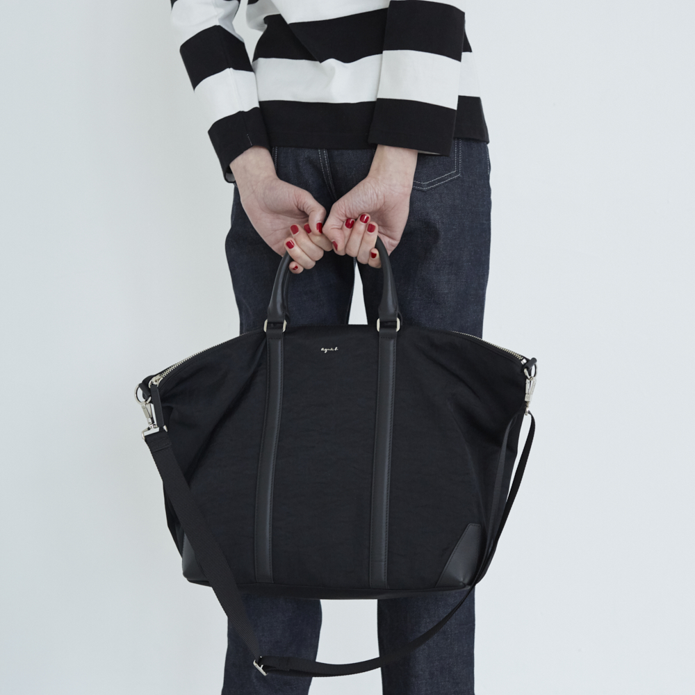 《アニエスベー》らしいタイムレスなデザイン。ボーダー＆デニムに合う黒のナイロンバッグ。【FUDGE GIRLのためのアクセサリークリップス