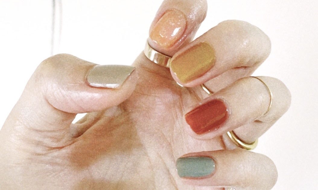 おうち時間とお散歩時間で楽しむ 秋の単色ネイル ささやかですてきなもの 大谷有紀 Vol 72 コラム カルチャー ライフ Fudge Jp