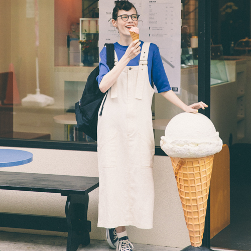 大人気ブランドの夏素材ジャンパースカートを大人っぽく着こなして