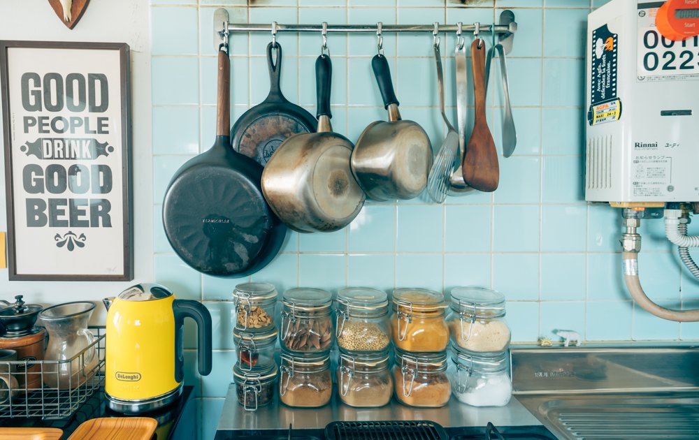 おしゃれに使いやすく キッチンの かける収納 アイデアまとめ 教えて グッドルーム ライフスタイル カルチャー ライフ Fudge Jp