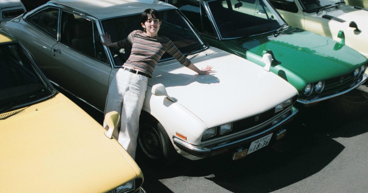 モデル・サクラ マヤ ミチキさん国産レトロカー〈117クーペ〉を只今