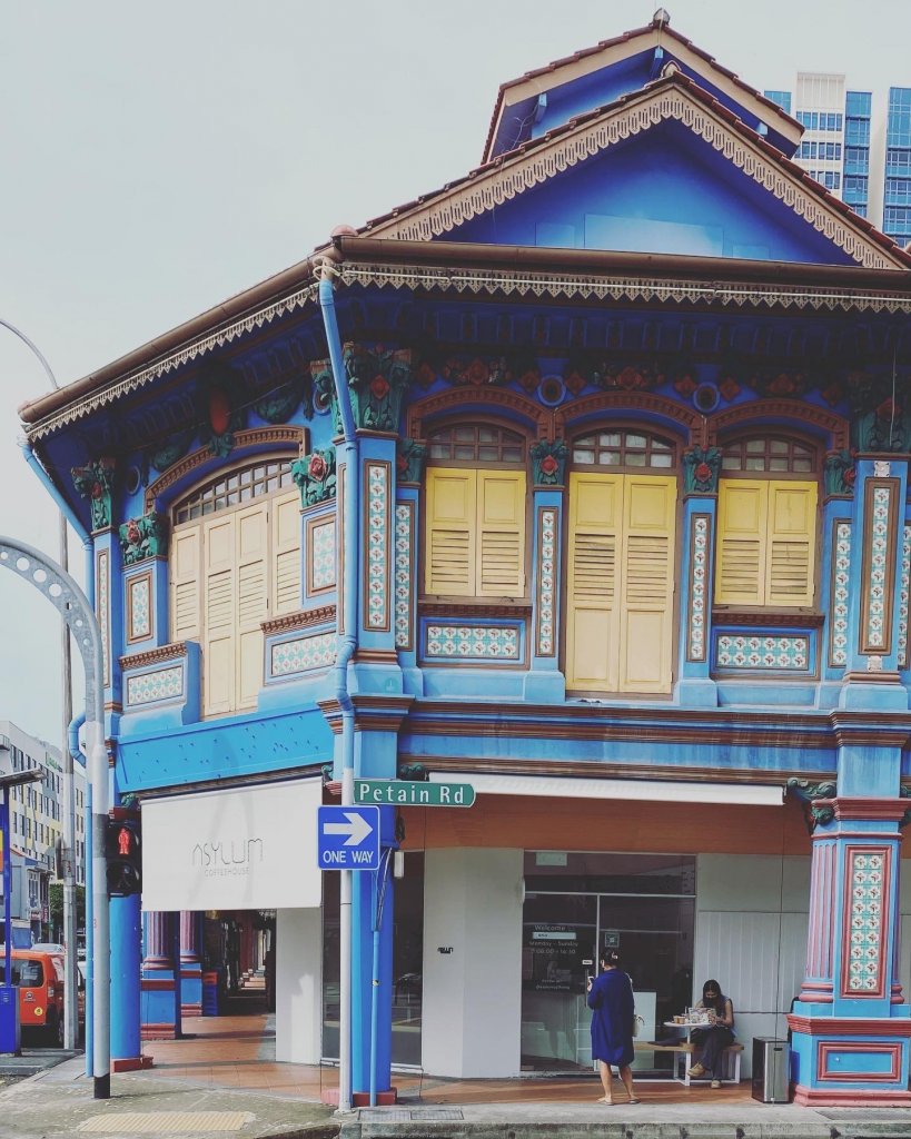 青塗りの伝統建築をリノベ カフェ激戦区の一押しコーヒー店 週末アジア シンガポール編 コラム カルチャー ライフ Fudge Jp
