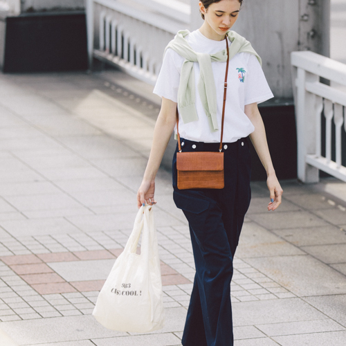 【20】茶ミニショルダー×白プリントTシャツ×デニムパンツ