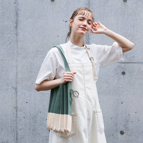 【48】緑プリーツショルダー×白Tシャツ×白サロペットスカート