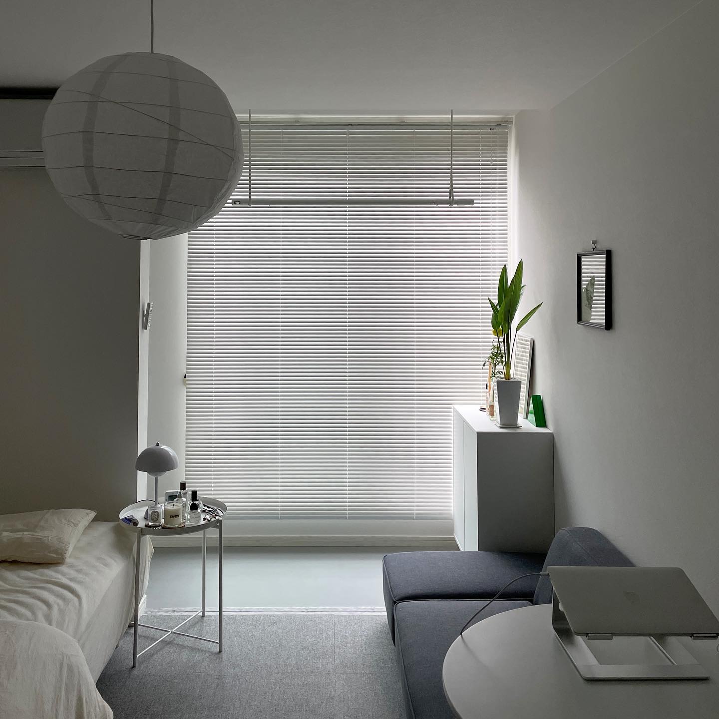 白い部屋」を自分らしくデザイン：12畳、一人暮らしのワンルーム