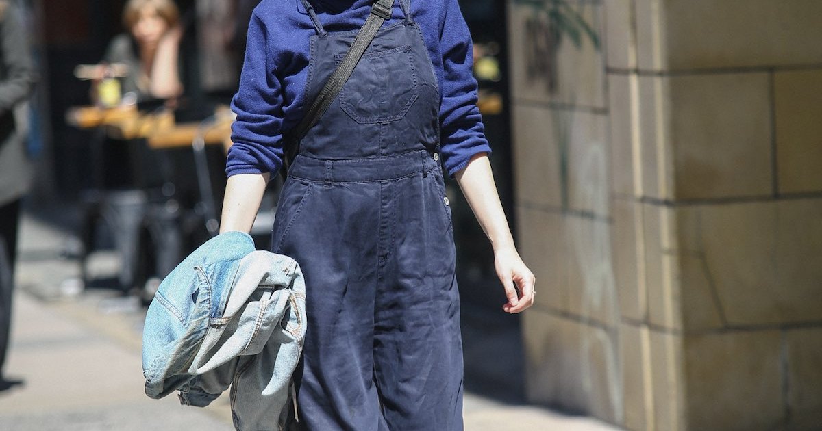 ネイビーのオーバーオールコーデは淡いカラーのアウターで抜け感を