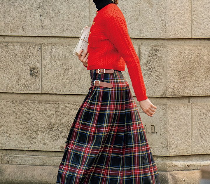 赤いカーディガンとキルトスカートは永遠にカワイイコーデ【本日の  