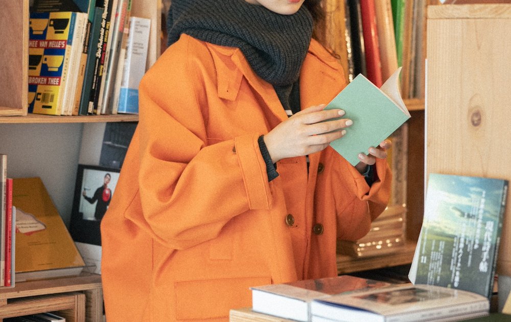 オレンジのコートなら取り入れやすい！ハンサムな着こなしに似合う