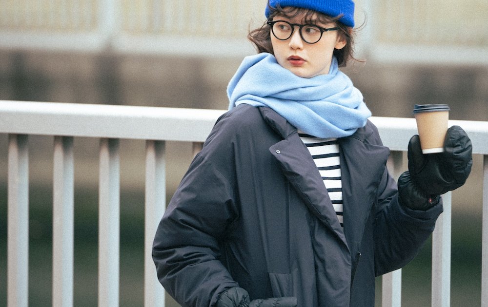 寒さを吹き飛ばす！黒ダウンにはブルーのニットとマフラーを選びましょ