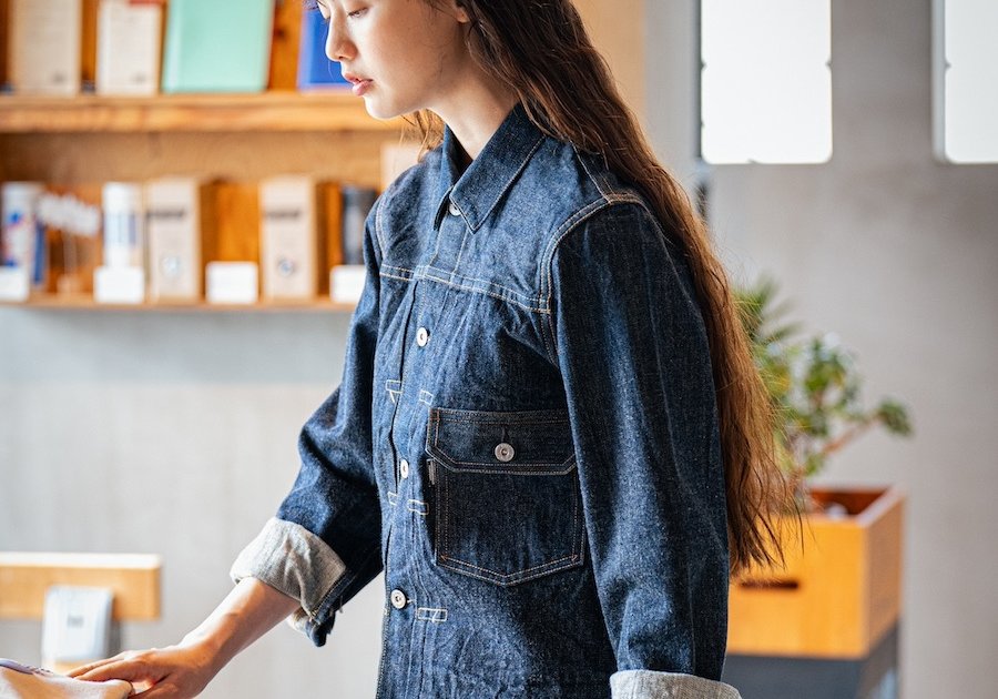 レディにデニムジャケットを着るには？ふんわりスカートが良いらしい