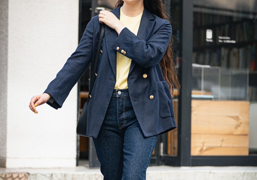 ストレートデニムって、どう合わせる？紺ブレで優等生に着よう