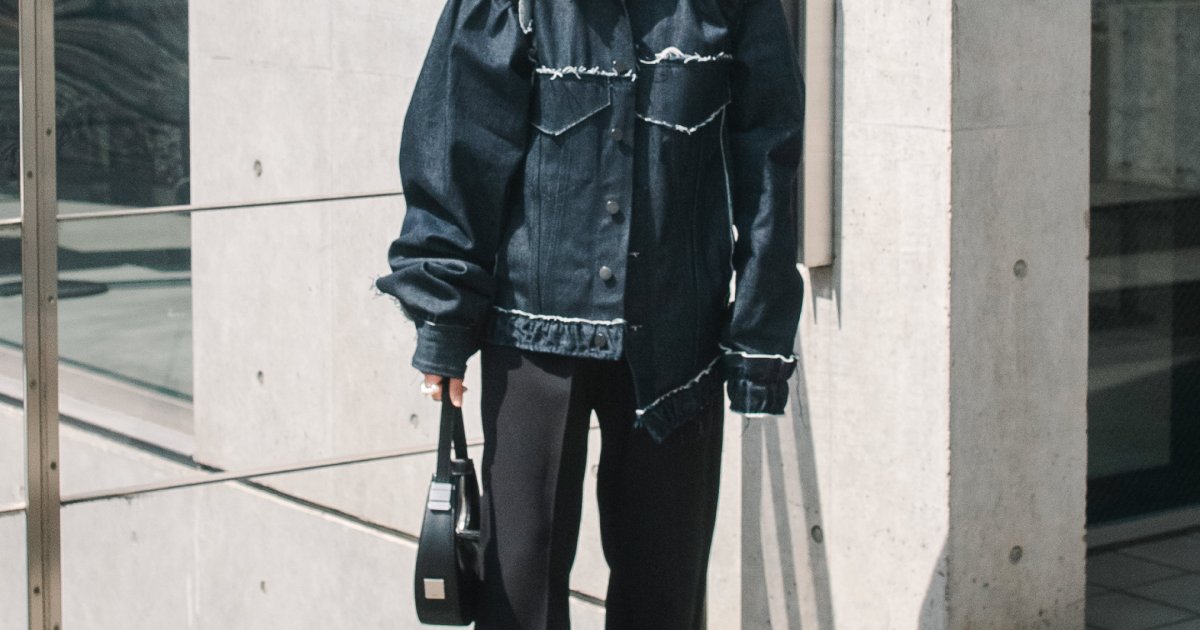 デザイン性の高いデニムジャケットでブラックコーデにアクセントを