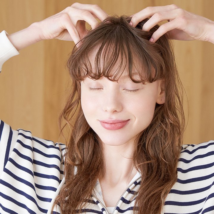 髪の広がりをどうにかしたい…プロのヘアメイク直伝の頭皮ケア