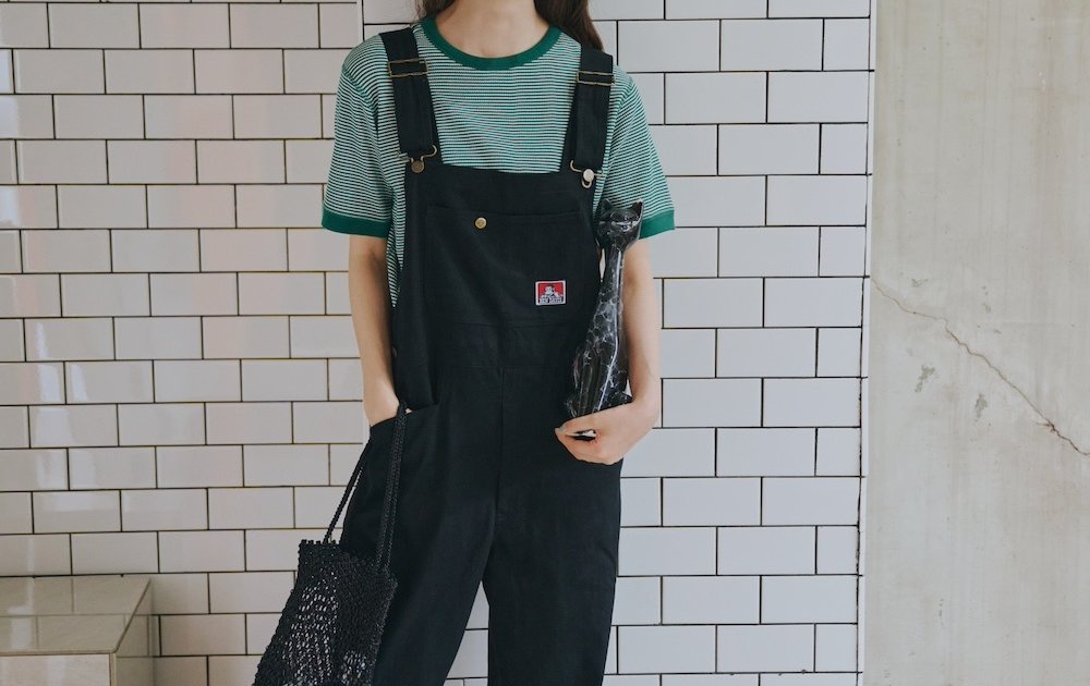 欲しいのは黒のオーバーオール！細ボーダーTシャツでレトロに着こなそ
