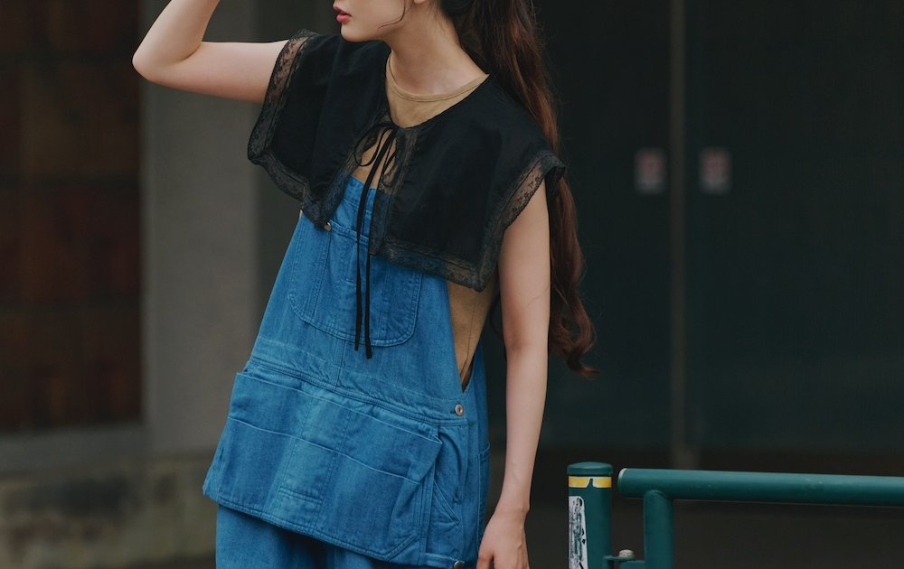 タンクトップ×オーバーオールは夏の鉄板！レースの付け襟でアレンジ