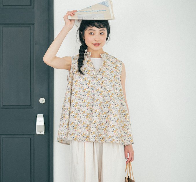 大人が着る“花柄ブラウス”って可愛い！ワイドパンツでラフに【FUDGE