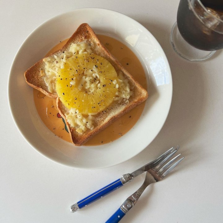 あまじょっぱさがクセになる、じゅわっと焼きパインチーズのトースト【渡辺友美子のコーヒーに合うお菓子のレシピ vol.57 〜レシピで旅するヨーロッパ〜】