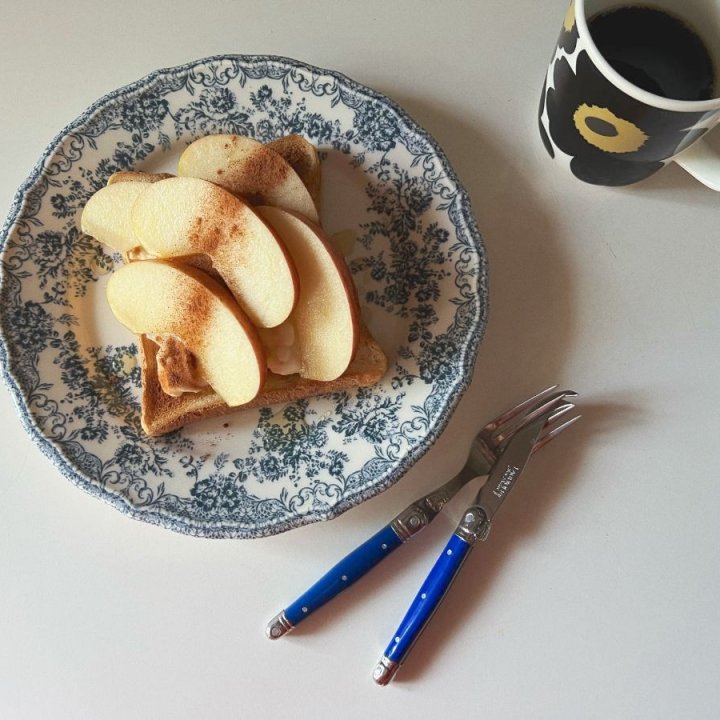 朝食にもぴったりな、さくっとクリーミークリチりんごのトースト【渡辺友美子のコーヒーに合うお菓子のレシピ vol.61 〜レシピで旅するヨーロッパ〜】