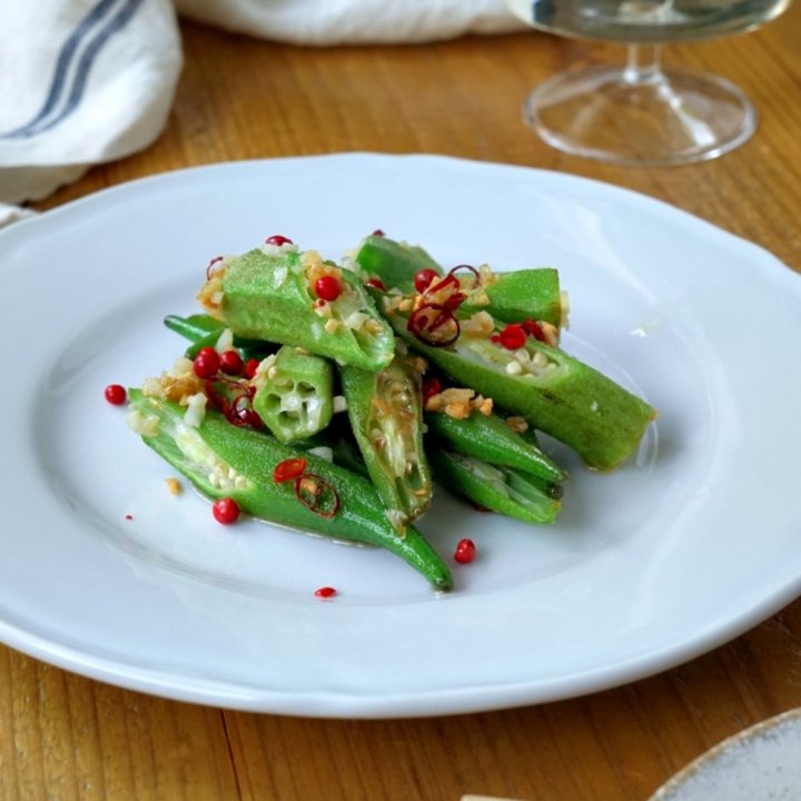 食物繊維が豊富！おつまみガーリックオクラの作り方【料理家 あやかの旬野菜を使ったアペロおつまみ vol.19 〜レシピで旅するヨーロッパ〜】