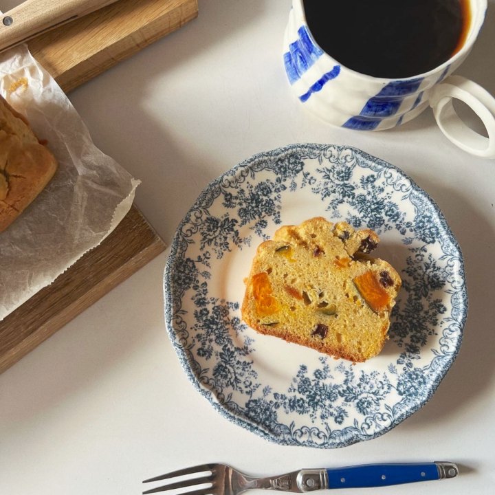 ハロウィンに作りたい！ほっくりかぼちゃとラムレーズンの簡単米粉ケーキ【渡辺友美子のコーヒーに合うお菓子のレシピ vol.63 〜レシピで旅するヨーロッパ〜】