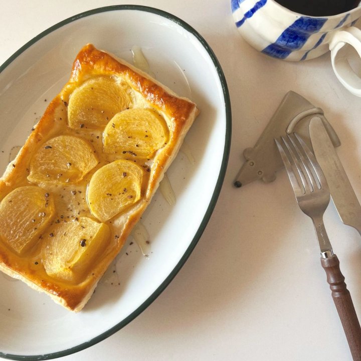 クセになる味わい！旬の柿とチーズの甘じゅわパイ【渡辺友美子のコーヒーに合うお菓子のレシピ vol.65 〜レシピで旅するヨーロッパ〜】