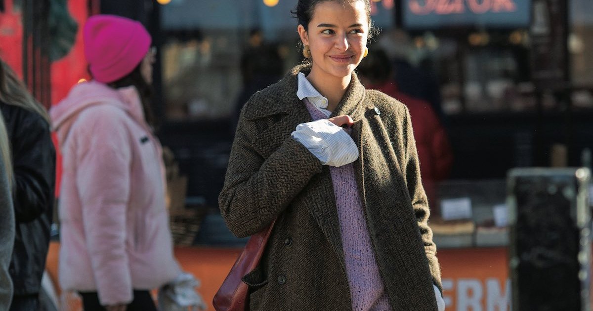 チェスターコートは超万能選手！手編みのニットがポイントのコーデ