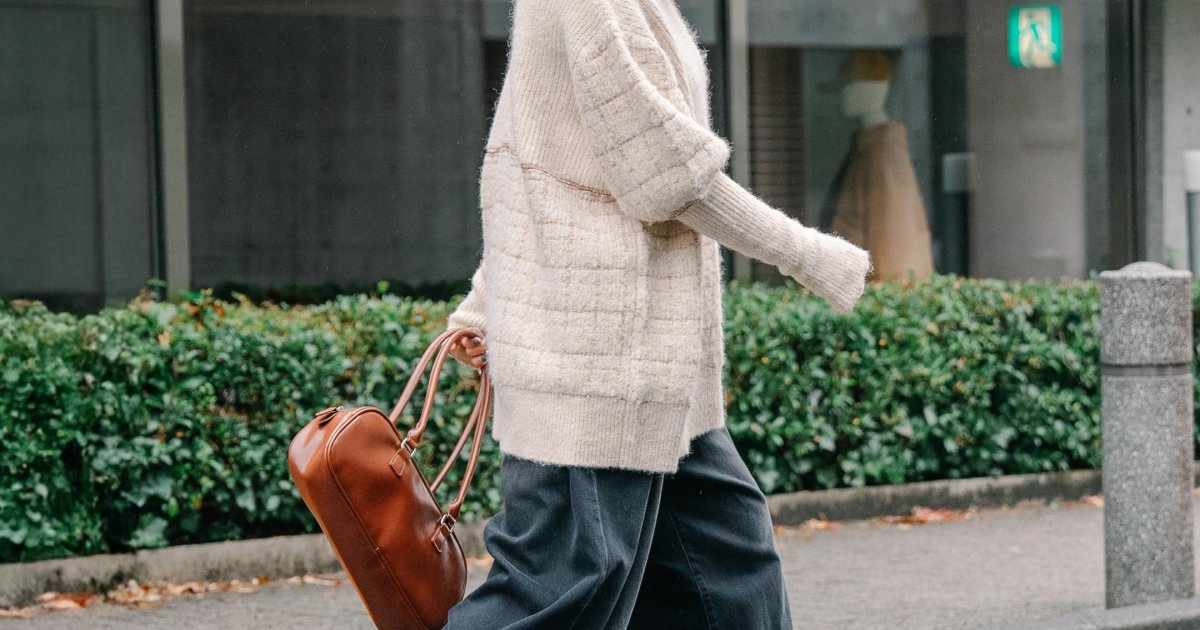 オーバーサイズのニット×ワイドデニムが今っぽい！ゆるっとした