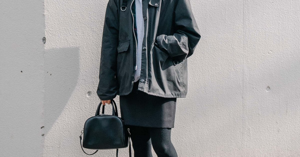 バブアー》のジャケットは黒のミニスカート×タイツでレディに