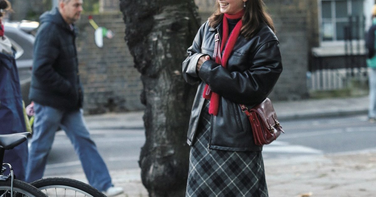 まさに「ロンドンガール」！レザージャケット×チェックスカート×Dr