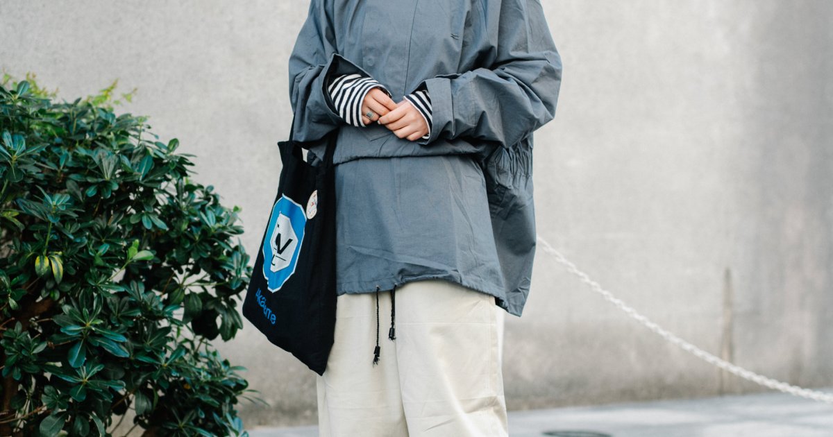 季節の変わり目には変わり目にはアノラックパーカーが活躍！くすみ