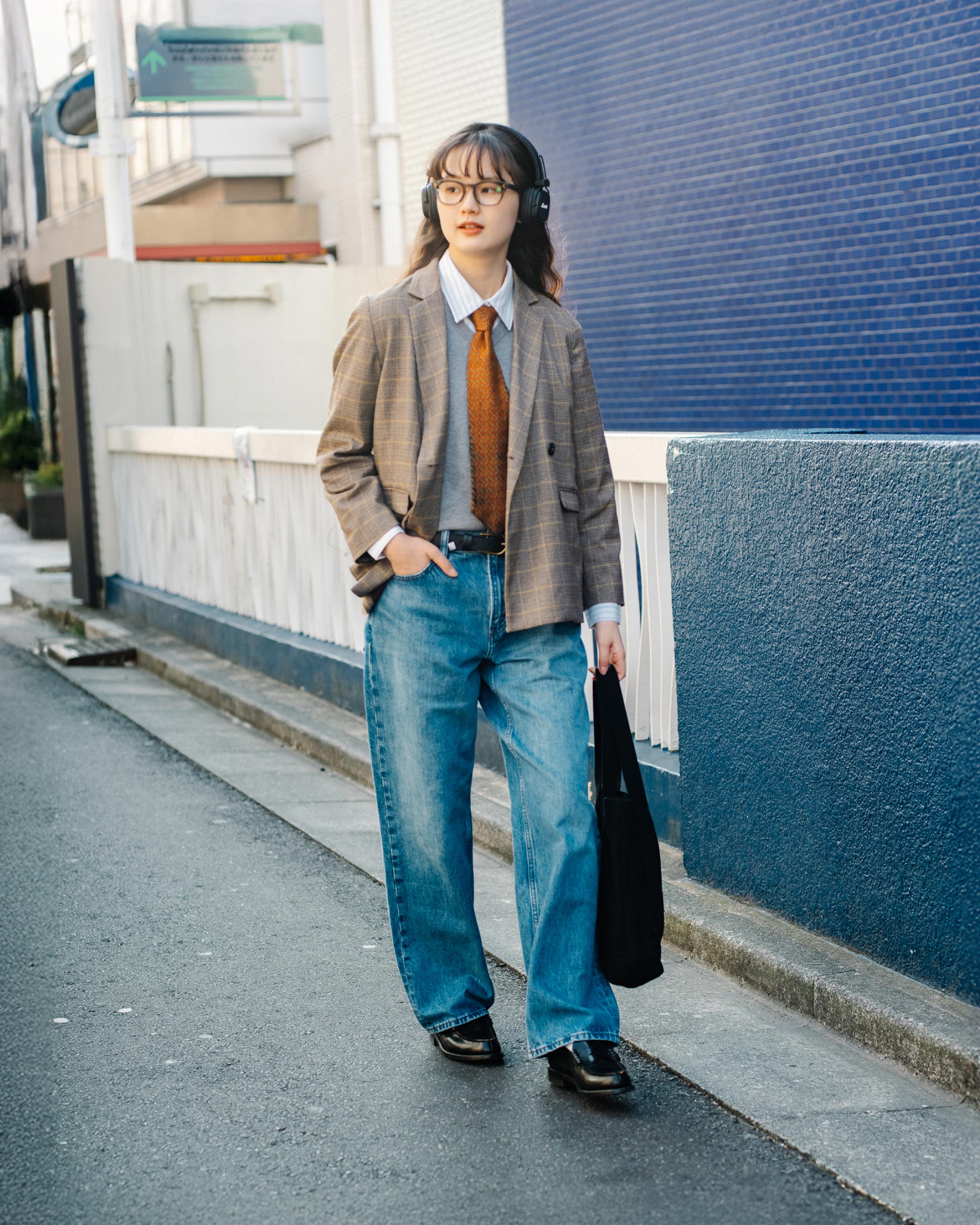 明るい色遣いで春を意識して、ヴィンテージのワンピースには