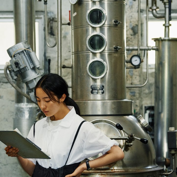 背筋がピンと伸びる作りの良い特別なシャツを、いつもの日常に【薬草研究家の1日③】
