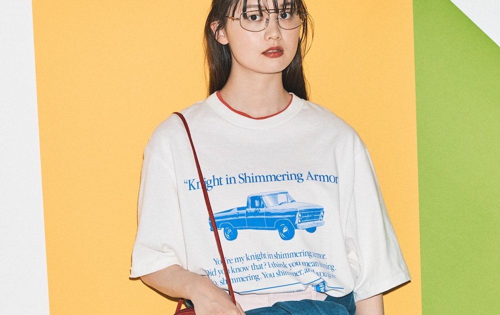 主役級TシャツにこっそりカラーのTシャツを重ねて【FUDGE 5月号連動