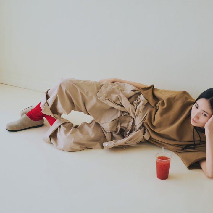 新しい春の季節、いつも通りのシンプルスタイルに小物で赤を足してみる。【ベージュ、時々赤①】