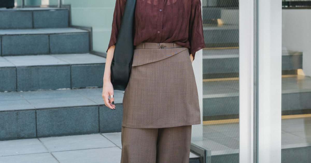 ブラウンで大人っぽくまとめたコーデはシアーなトップスで涼しげ