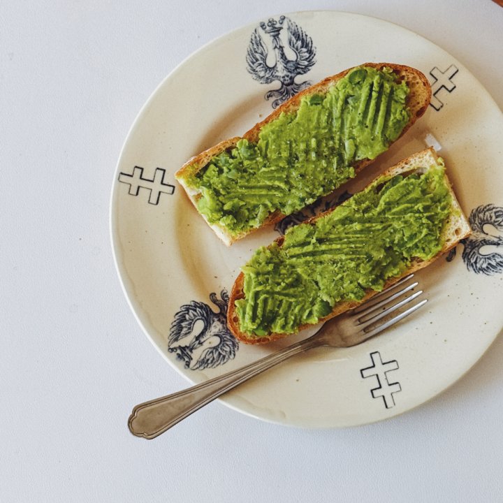 明日の朝食にいかが？グリーンピースたっぷり“タルティーヌ”のレシピ【パン好きなsumire.のバゲットサンドのレシピ vol.40 〜レシピで旅するヨーロッパ〜】