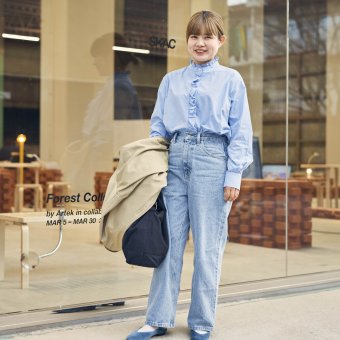 デニムのセットアップスタイル。クロップド丈のジャケットで