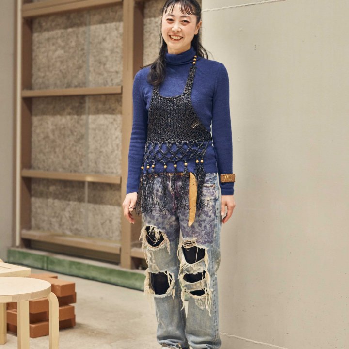 ダメージデニム×ビスチェでキリリとかっこいい！ラフになりすぎないスタイルに【デニム上手をスナップ】